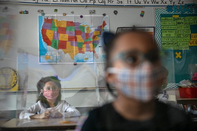 Alumnos de tercer grado participan en clase en el primer día de aprendizaje presencial de cinco días a la semana en la escuela primaria Stark, en Stamford, Connecticut, el 10 de marzo de 2021. (John Moore/Getty Images)
