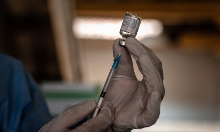 Un profesional médico prepara una dosis de la vacuna china Sinovac COVID-19 durante un programa de vacunación masiva en Yogyakarta, Indonesia, el 2 de marzo de 2021. (Ulet Ifansasti/Getty Images)