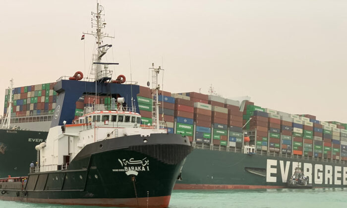 Una parte del MV Ever Given (Evergreen), de propiedad taiwanesa, un buque de 400 metros de eslora y 59 metros de manga, se atascó lateralmente e impide todo el tráfico a través de la vía navegable del Canal de Suez de Egipto el 24 de marzo de 2021. (Autoridad del Canal de Suez/Handout/AFP vía Getty Images)