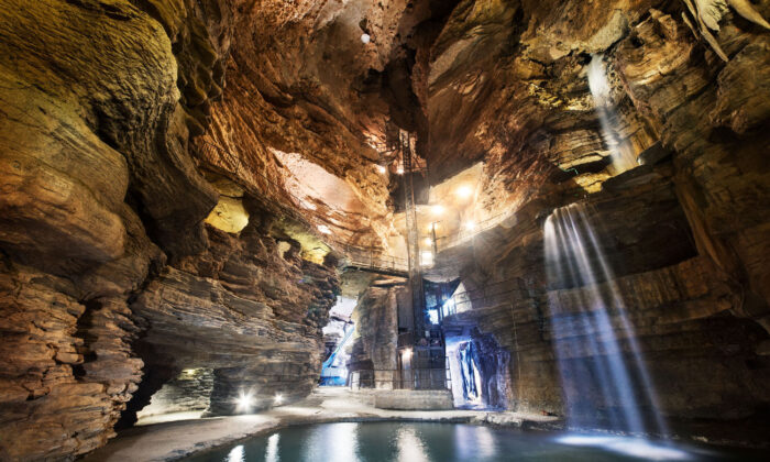 En Big Cedar Lodge en Ridgedale, Missouri, los huéspedes tienen acceso a carritos que pueden conducir a través de Lost Canyon Cave, una caverna de cuatro pisos de altura que alberga una cascada. (Cortesía de Big Cedar Lodge)