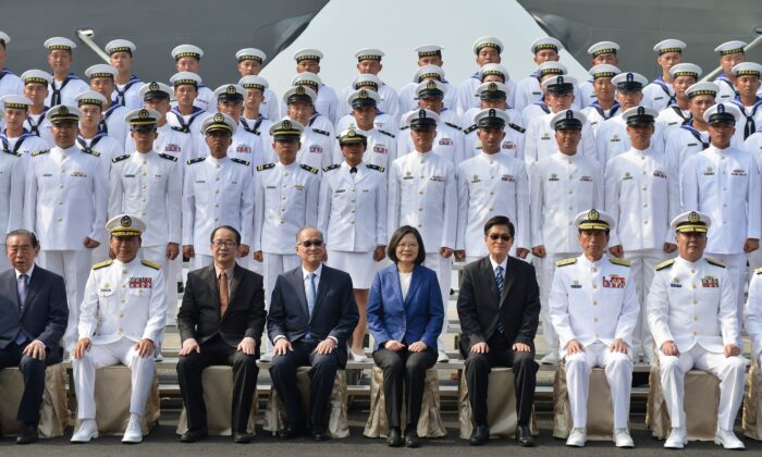 La presidenta de Taiwán, Tsai Ing-Wen (C, de azul), y el personal naval reunido participan en una ceremonia para poner en servicio dos fragatas de misiles guiados de clase Perry estadounidenses en la Armada de Taiwán, en el puerto sureño de Kaohsiung el 8 de noviembre de 2018. La presidenta Tsai Ing-wen prometió el 8 de noviembre que Taiwán no "cederá ni un paso" en su defensa al inaugurar dos fragatas compradas a Estados Unidos destinadas a potenciar las capacidades navales de la isla frente a las amenazas de China. (Chris Stowers/AFP/Getty Images)