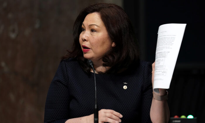 La senadora Tammy Duckworth (D-IL) es vista durante una audiencia del Comité de Servicios Armados del Senado, en el Capitol Hill, el 6 de mayo de 2020, en Washington, D.C. (Foto de Greg Nash-Pool/Getty Images)