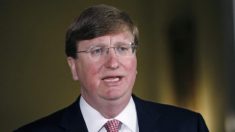 Gobernador de Mississippi dice que hay que limitar excesos del gobierno ‘prácticamente a toda costa’