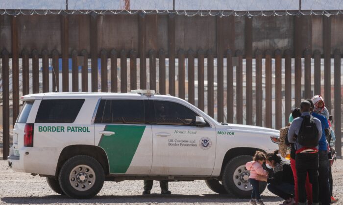 Agentes de la Patrulla Fronteriza detienen a un grupo de inmigrantes ilegales tras la visita de la delegación fronteriza del Congreso cerca del centro de El Paso, Texas, el 15 de marzo de 2021. (Justin Hamel/AFP vía Getty Images)