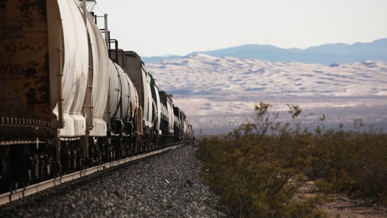 Un tren pasa cerca de las Dunas de Kelso (fondo) en la Reserva Nacional de Mojave, ubicada en el desierto de Mojave, el 21 de septiembre de 2019 cerca de Kelso, California. (Mario Tama/Getty Images)