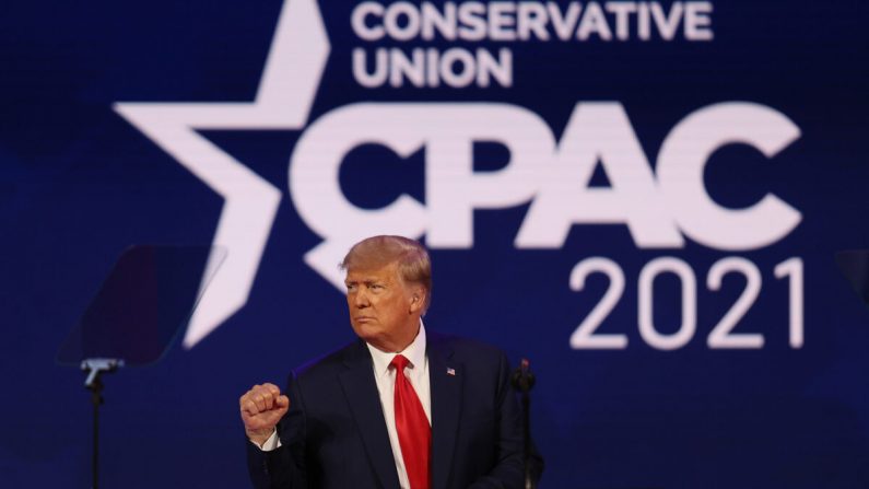 El expresidente Donald Trump se dirige a la Conferencia de Acción Política Conservadora celebrada en el Hyatt Regency en Orlando, Florida, el 28 de febrero de 2021. (Joe Raedle/Getty Images)

