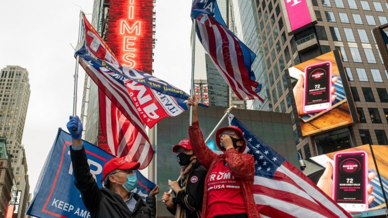 Simpatizantes de Trump son vistos en Times Square, Nueva York, el 13 de octubre de 2020. (David Dee Delgado/Getty Images)
