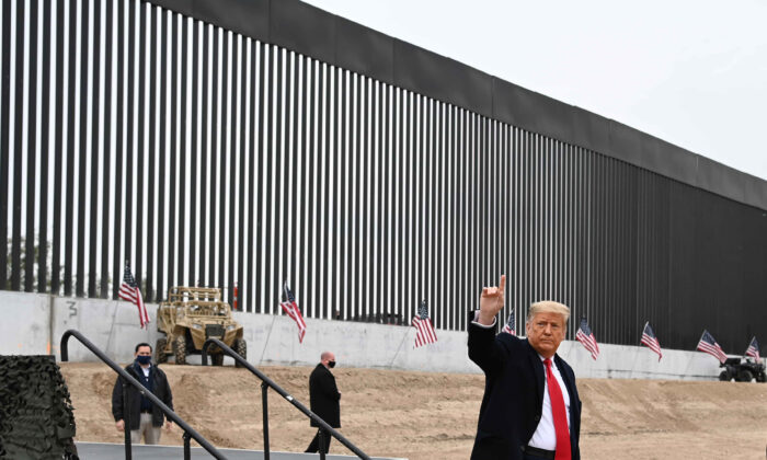 El presidente Donald Trump recorre una sección del muro fronterizo en Alamo, Texas, el 12 de enero de 2021. (Mandel Ngan/AFP a través de Getty Images)