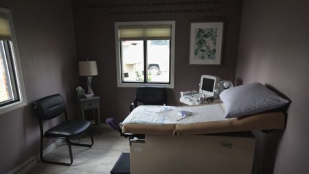 Reabren clínicas de aborto en Indiana tras bloqueo de juez a veto estatal que duró una semana