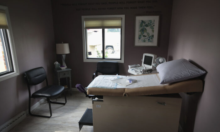 Una máquina de ultrasonido junto a una mesa de examinación en un consultorio de Whole Woman's Health, en South Bend, Indiana, el 19 de junio de 2019. (Scott Olson/Getty Images)