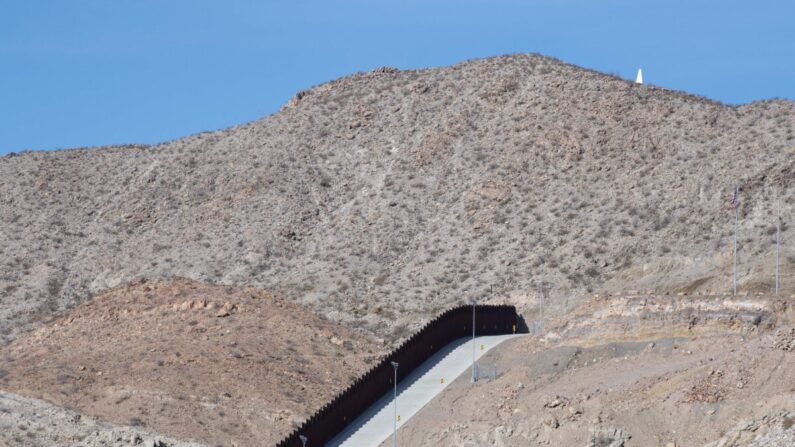 La frontera entre Estados Unidos y México se ve cerca de El Paso, Texas, el 15 de marzo de 2021. (Justin Hamel/AFP vía Getty Images)
