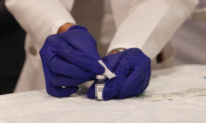Un trabajador médico del South Shore University Hospital administra la vacuna Johnson & Johnson  contra COVID-19 recientemente disponible en Bay Shore, N.Y., el 3 de marzo de 2021. (Spencer Platt/Getty Images)