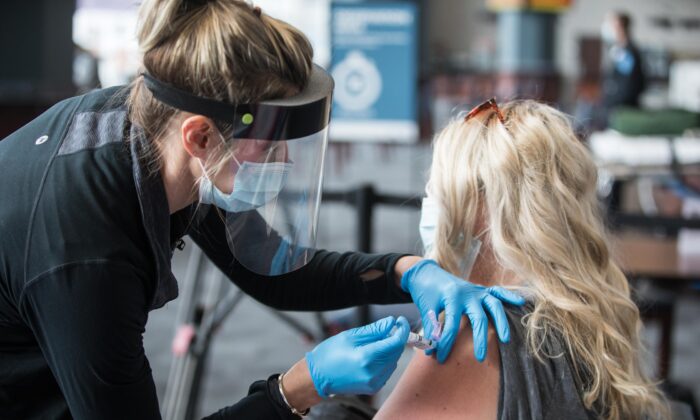 Una persona recibe la vacuna contra la COVID-19 en el estadio Gillette en Foxborough, Massachusetts, EE.UU., el 15 de enero de 2021. (Scott Eisen/Getty Images)