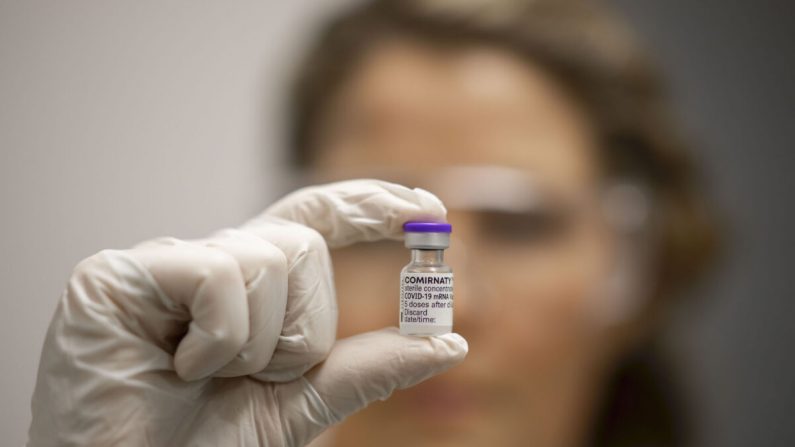 Una ampolla de la vacuna COVID-19 es sostenida por la farmacéutica avanzada Rachael Raleigh en el Hospital Universitario de Gold Coast en Gold Coast, Australia, el 22 de febrero de 2021. (Glenn Hunt/Getty Images)