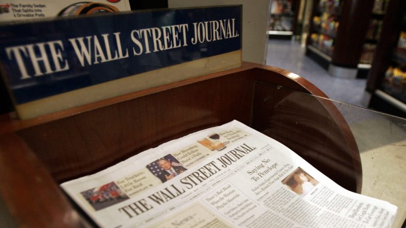 El Wall Street Journal se muestra a la venta en Hudson News en la Terminal Grand Central de Nueva York, el 1 de mayo de 2007. (Stan Honda/AFP vía Getty Images)
