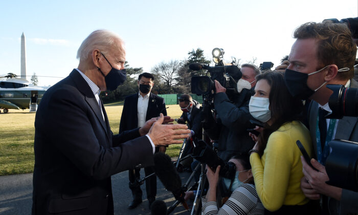 El presidente de Estados Unidos, Joe Biden, habla brevemente con los periodistas a su regreso de Camp David, Maryland, a la Casa Blanca en Washington, D.C., el 21 de marzo de 2021. (OLIVIER DOULIERY/AFP vía Getty Images)
