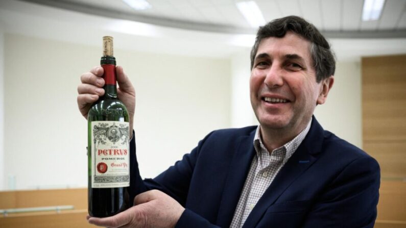 Philippe Darriet, Director de la Unidad de Investigación Enológica del Instituto de la Viña, la Ciencia y el Vino (ISVV) sostiene una botella de Petrus, en el Instituto de Ciencias de la Viña y el Vino de la Universidad de Burdeos, en Villenave- d'Ornon, en las afueras de Burdeos, suroeste de Francia, el 1 de marzo de 2021. (Philippe Lopez/AFP a través de Getty Images)
