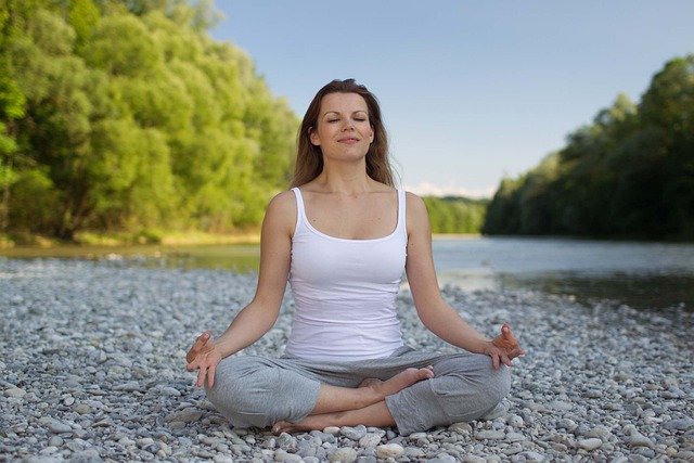 La meditación puede ser tan breve como unos pocos minutos de cuidar su respiración, hasta un hábito más desarrollado de aclarar su mente que puede extenderse a lo largo del día. (Juuucy/Pixabay)