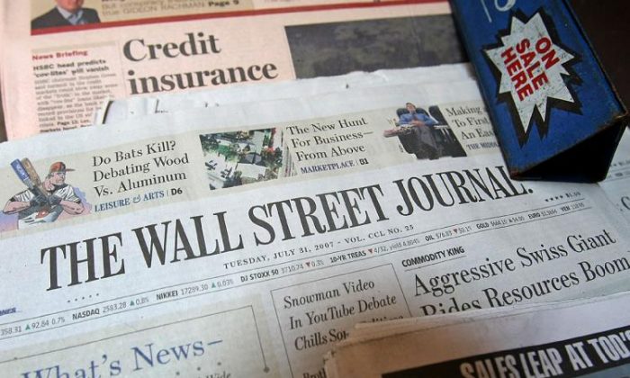 El Wall Street Journal aparece en un quiosco del centro de Nueva York. (Mario Tama/Getty Images)
