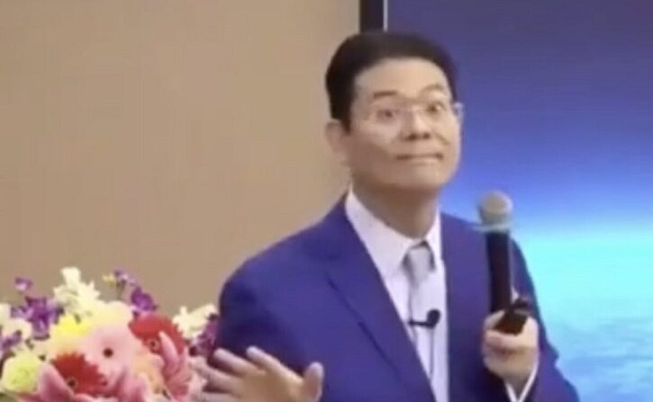 El profesor chino Zang Qichao habla de cómo China roba tecnologías a Estados Unidos en su discurso en Shenzhen, China, el 21 de marzo de 2021. (Captura de pantalla/canal de videos Xigua de Zang Qichao)
