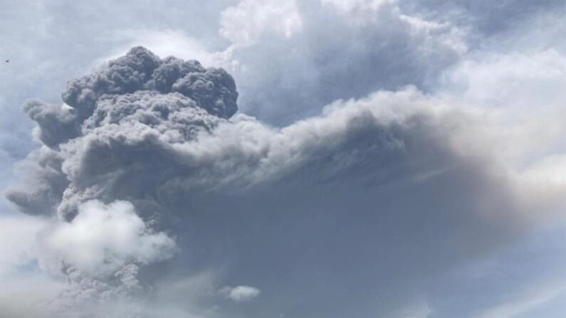Fotografía divulgada el 9 de abril de 2021 por Investigación sísmica de la Universidad de las Indias Occidentales (UWI Seismic Research) tomada desde el observatorio de las estaciones sísmicas donde se aprecia el humo desprendido del volcán La Soufriere en San Vicente y las Granadinas. EFE/UWI Seismic Research