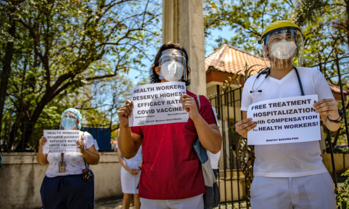 Trabajadores de la salud protestan por recibir la vacuna Sinovac en lugar de la de Pfizer-BioNTech en Manila, Filipinas, el 26 de febrero de 2021. (Ezra Acayan/Getty Images)