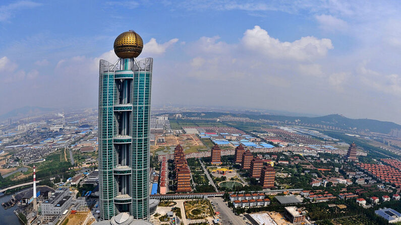 Uno de los edificios más altos de China, el Hotel Internacional Longxi, de 470 millones de dólares, promocionado por las autoridades chinas como símbolo del crecimiento económico de China, se alza con 328 metros de altura en Huaxi, provincia de Jiangsu, el 25 de septiembre de 2011. (AFP vía Getty Images)
