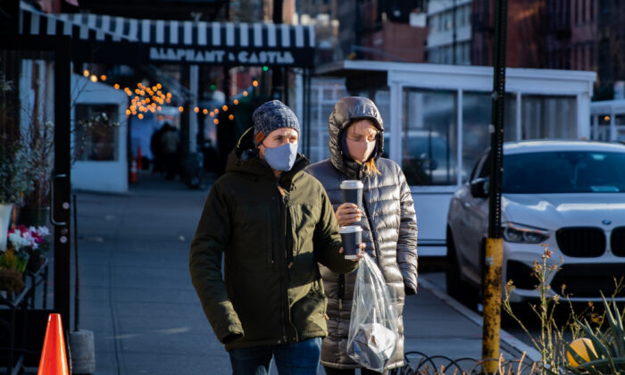 Personas caminan con mascarillas protectoras por la calle en Nueva York, el 20 de enero de 2021. (Chung I Ho/The Epoch Times)