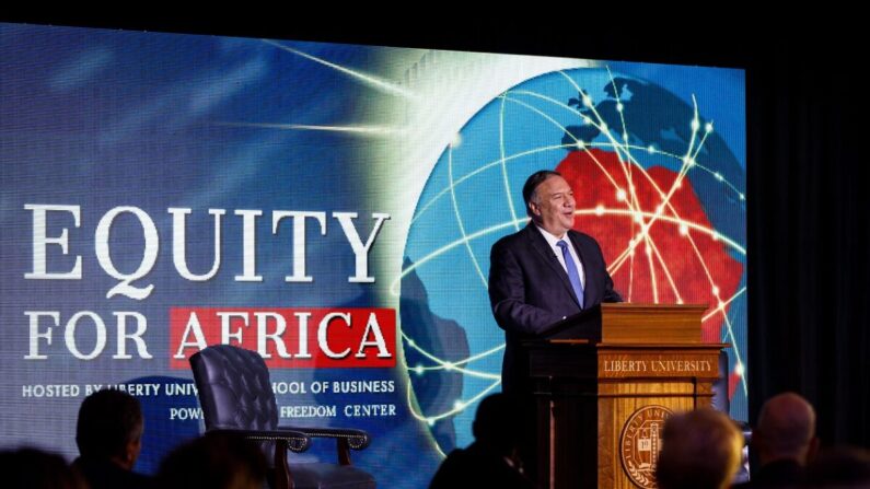 El exsecretario de Estado Mike Pompeo habla en la Cumbre de Equidad para África en el salón de baile Montview de la Universidad Liberty en Lynchburg, Virginia, el 13 de abril de 2021 (Chase Gyles)
