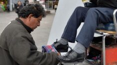 Bolero de zapatos en México recibe sorpresa por parte de su hija recién graduada: «Lo logramos papá”