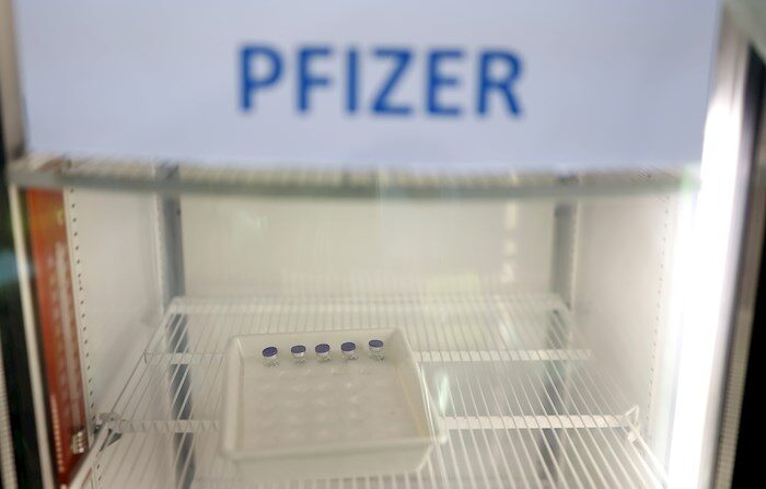 Dosis de la vacuna de Pfizer en un refrigerador. EFE/EPA/IAN LANGSDON/Archivo