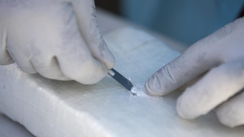 Un especialista realiza pruebas de pureza a un paquete de cocaína. EFE/Orlando Barría/Archivo
