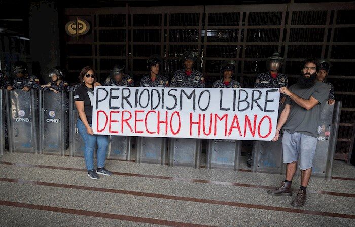 Trabajadores de la prensa participan en una manifestación contra agresiones a periodistas, fotógrafos y camarógrafos en febrero de 2020, frente al Ministerio Público en Caracas (Venezuela). EFE/Rayner Peña R./Archivo