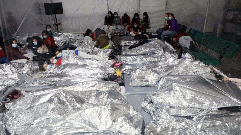 Las instalaciones de procesamiento temporal en Donna, Texas, el 17 de marzo de 2021. (Foto de CBP por Jaime Rodriguez Sr./Flickr)
