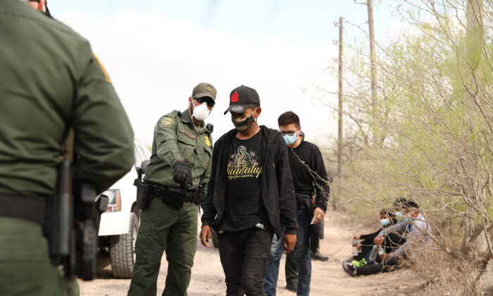 Agentes de la Patrulla Fronteriza detienen a siete inmigrantes ilegales que intentaron evadir su captura cerca de Peñitas, Texas, el 15 de marzo. 2021. (Charlotte Cuthbertson/The Epoch Times)
