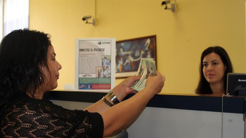 Imagen de archivo de una mujer enviando dinero a México en la Cooperativa Latina de Crédito (LCCU) en Charlotte, Carolina del Norte. EFE/Alexandra Vilchez/Archivo