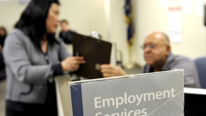 En una foto de archivo, una mujer recibe ayuda en la oficina de desempleo. (EFE/Justin Lane)