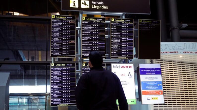 Un hombre observa los paneles de información de llegadas en el Aeropuerto Adolfo Suárez Madrid-Barajas (España). EFE/Emilio Naranjo/Archivo