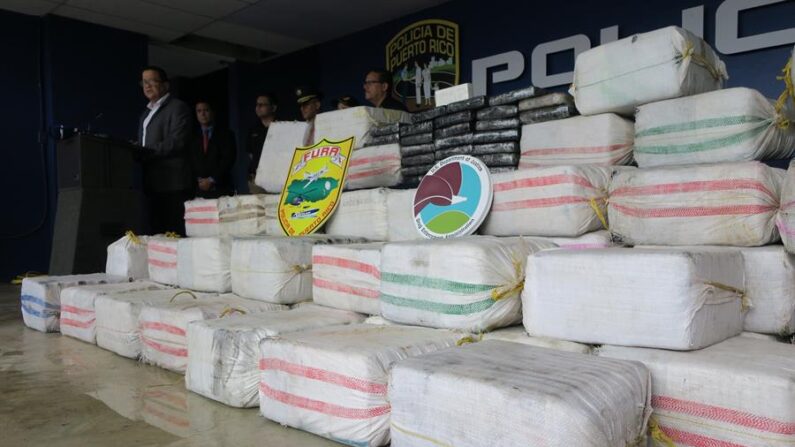 Autoridades de la Policía de Puerto Rico presentan el cargamento de droga incautado en San Juan. EFE/Jorge Muñiz/Archivo