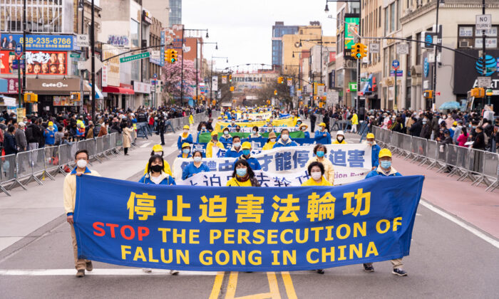Los practicantes de Falun Gong participan en un desfile en Flushing, Nueva York, el 18 de abril de 2021, para conmemorar el 22º aniversario de la protesta pacífica de 10,000 practicantes de Falun Gong en Beijing, la cual se llevó a cabo el 25 de abril de 1999. (Larry Dye/The Epoch Times)