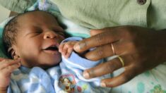 Heroica abuela salva la vida de una bebé asfixiada: “La mamá lloraba y decía que su bebé iba a morir”
