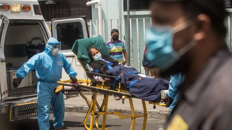 Paramédicos trasladan a una mujer con síntomas de covid-19 al hospital general San Juan de Dios en Ciudad de Guatemala, Guatemala. EFE/Esteban Biba/Archivo