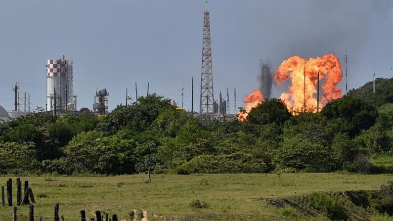 Fotografía de una explosión el 20 de abril de 2021, en una línea de gas de Petróleos Mexicanos (PEMEX), en la zona industrial de Coatzacoalcos, en el estado de Veracruz (México). EFE/ Angel Hernández