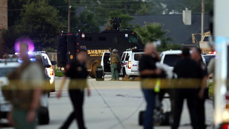 En una foto de archivo, autoridades rodean el área donde se reportó un tiroteo en Spring, Texas (EE.UU.). EFE/AARON M. SPRECHER/Archivo