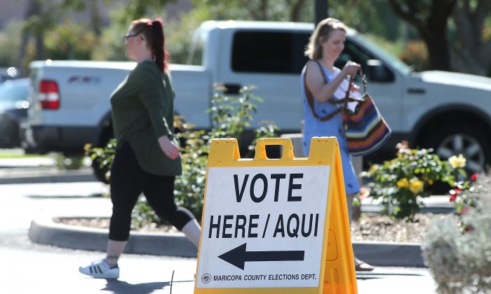 Los votantes de Arizona se dirigen a un centro de votación para emitir su voto durante las elecciones de medio término, Phoenix, Arizona. 6 de noviembre de 2018. (Ralph Freso/Getty Images)