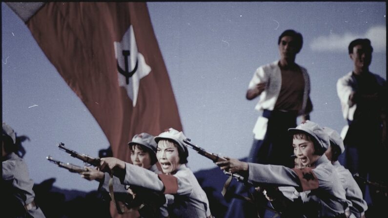 Se muestra una escena del Destacamento Rojo de Mujeres, un ballet de propaganda del PCCh. (Archivos Nacionales y Administración de Registros de EE.UU.)
