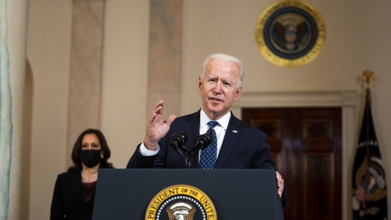 El presidente Joe Biden hace declaraciones en el Cross Hall de la Casa Blanca, en Washington el 20 de abril de 2021. (Doug Mills/Pool/Getty Images)
