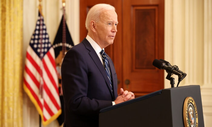 El presidente Joe Biden responde a varias preguntas durante su primera conferencia de prensa como presidente, en la Sala Este de la Casa Blanca, el 25 de marzo de 2021. (Chip Somodevilla/Getty Images)