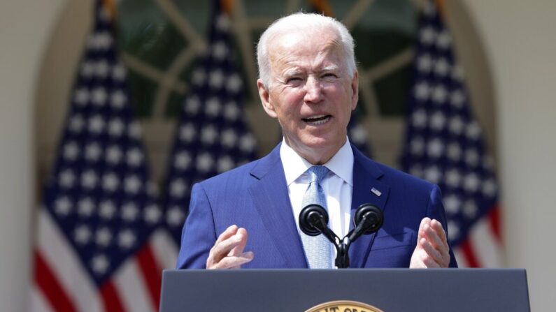 El presidente Joe Biden habla durante un evento sobre el control de armas en el Jardín de las Rosas en la Casa Blanca en Washington el 8 de abril de 2021. (Alex Wong/Getty Images)
