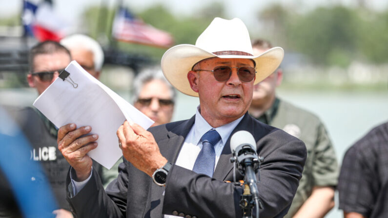 El sheriff Pinky Gonzales del condado de Refugio, Texas, en una conferencia de prensa en el parque Anzalduas cerca de McAllen, Texas, el 28 de abril de 2021. (Charlotte Cuthbertson/The Epoch Times)